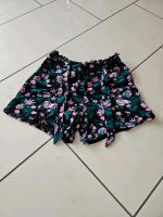 Kurze Hose schwarz mit Blumen Gr. 152 Baden-Württemberg - Neuhausen Vorschau