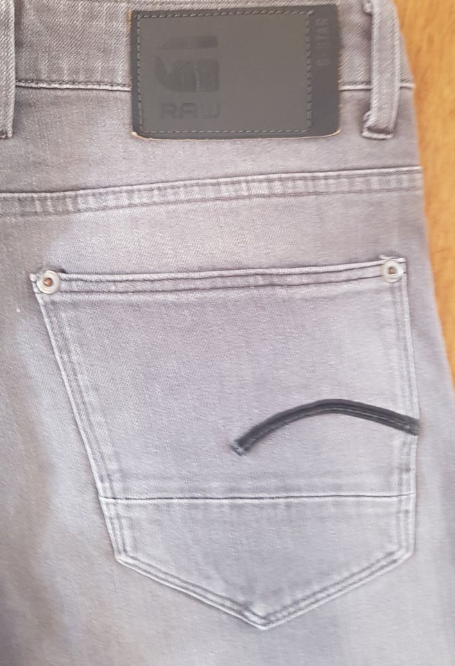 G-Star RAW Herren Jeans Revend Straight Grau W31 / L 34 in Bonn