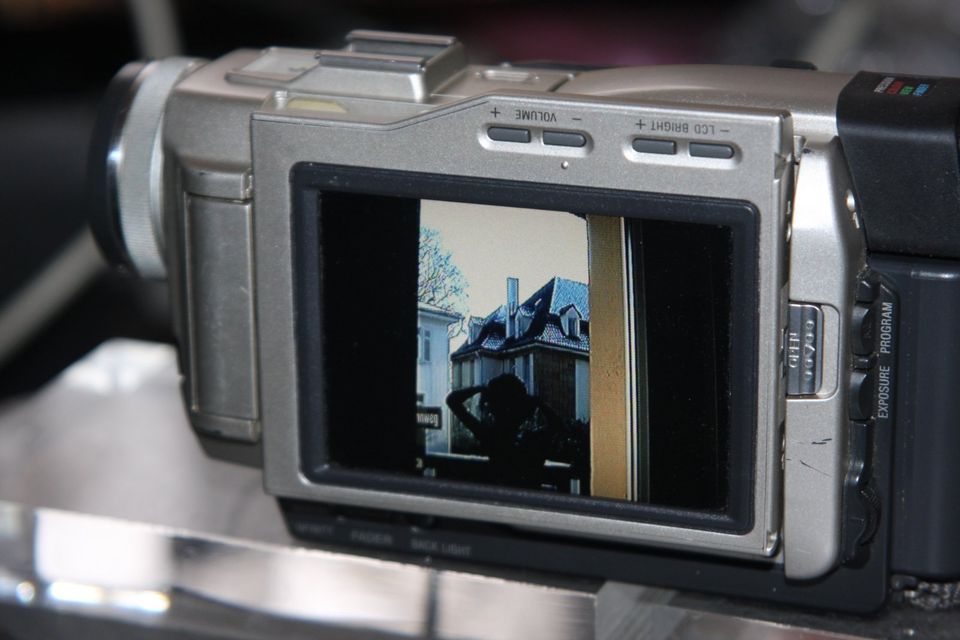 Sony TRV 10E MINI DV Handycam + Speicherchip Camcorder 9 cm Bild in Stuttgart
