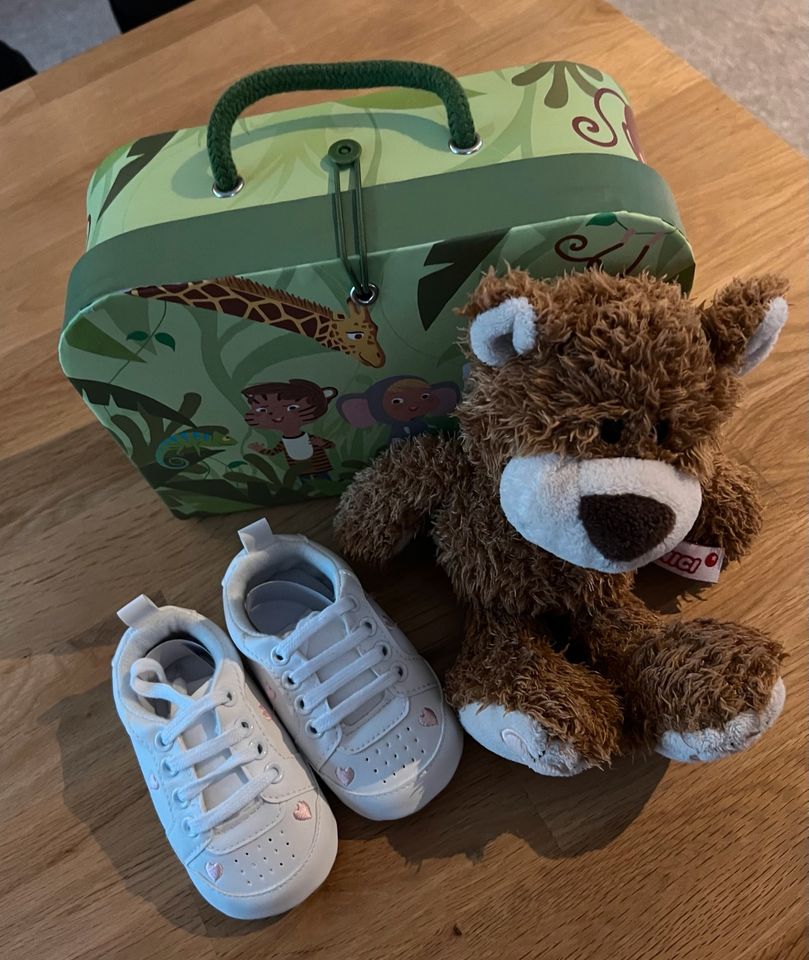 Geschenk zur Geburt Babygeschenk Koffer Babyschuhe Bär in Oberzissen