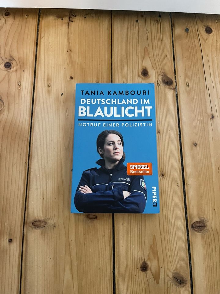 Buch: Tania Kambouri: Deutschland im Blaulicht in Hamburg
