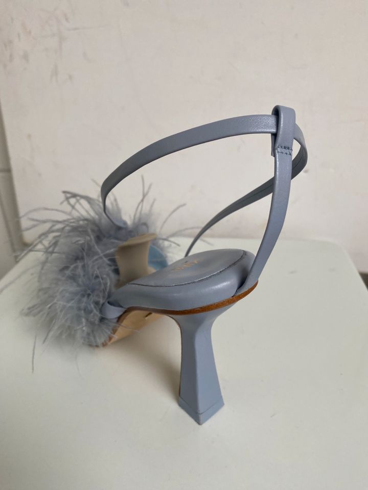 Zara Exclusive Elegante Sandalen mit Federn Grau Blau 41 40 in Mietraching