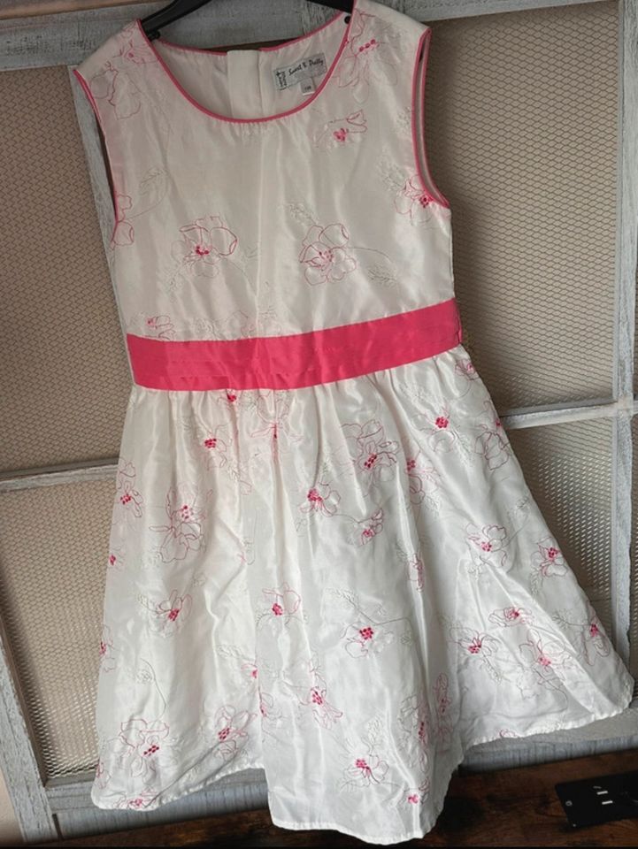 Mädchen Kleid mit Unterrock pink weiß Blumen Größe 128 in Burscheid