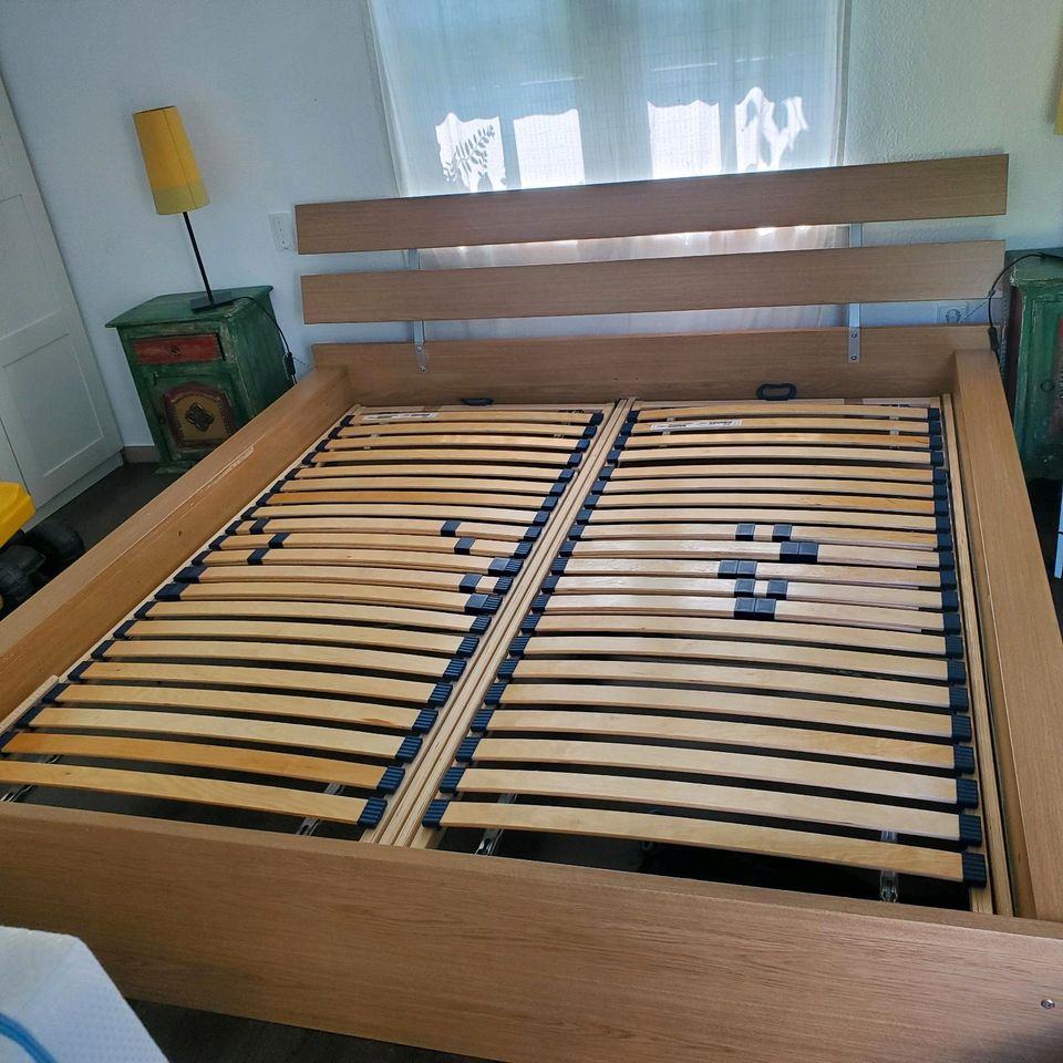 Doppelbett - Bettgestell inklusive Lattenrost (Ikea) in Ratingen