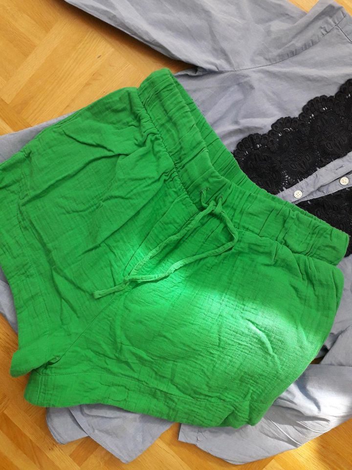 Boden Bluse Gr. 10 f. 15€ + Boden Shorts grüne Gr. 36 f. 10€ in Köln