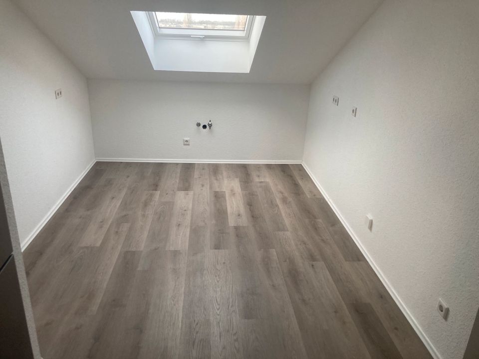 Helle 2 Zimmer 75 m² DG Wohnung in Düsseldorf