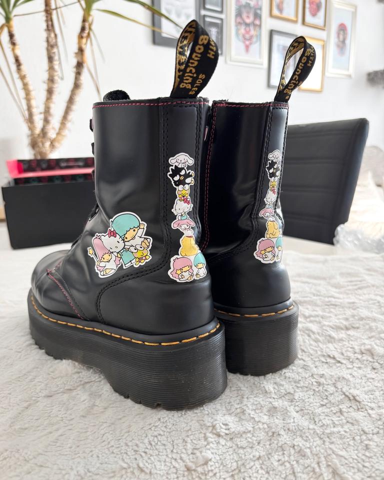 Dr. Martens Jadon Plateau Hello Kitty & Friends Limited Edition in Nürtingen