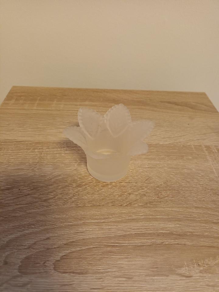 Kerzenhalter, Weiß, matt, Blumenform, Teelichthalter, Glas, 9cm in Radeberg