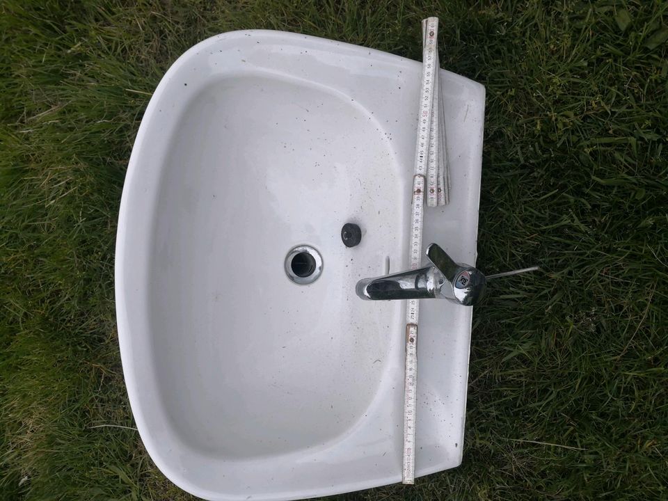 Waschbecken mit Armatur in Jessen (Elster)