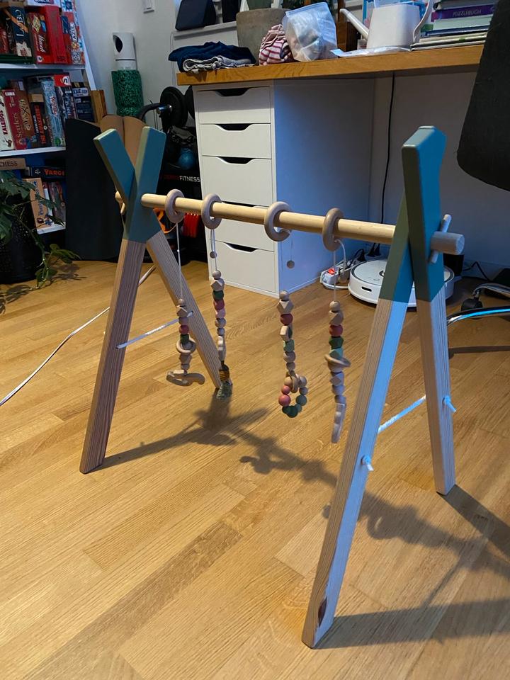 Super schöner Spielbogen aus Holz mit Waldmotiven in Roßdorf