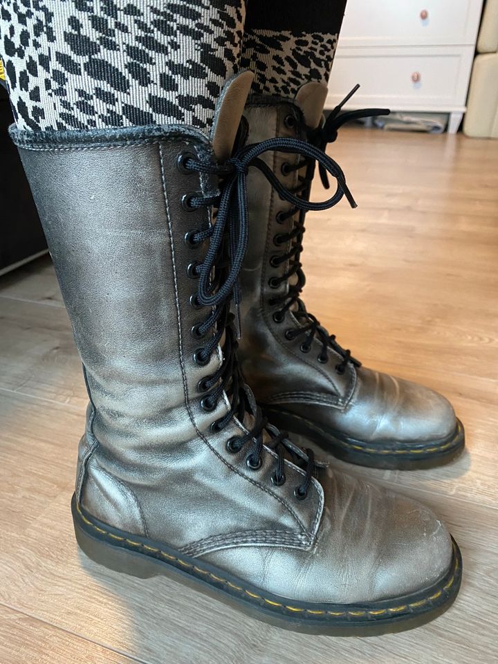 Dr. Martens, Stiefel, Silber, 14Loch, Größe 39 in Hamm