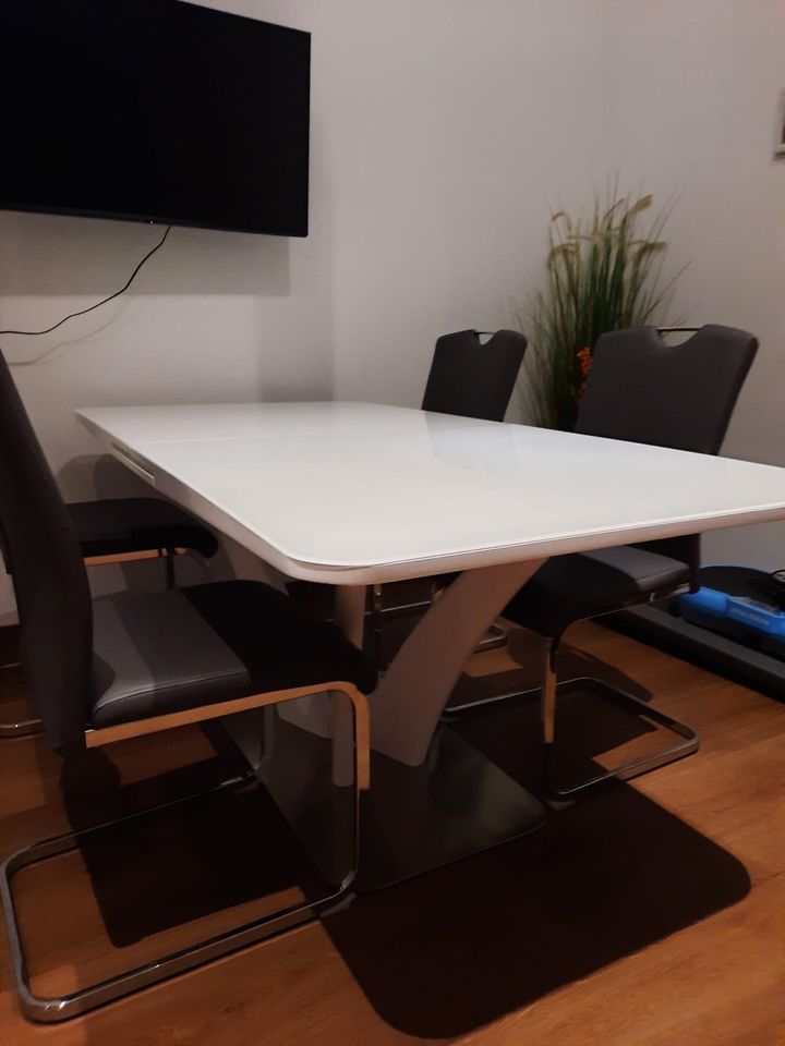 Tisch mit Stühle Neuwertig in Arnschwang