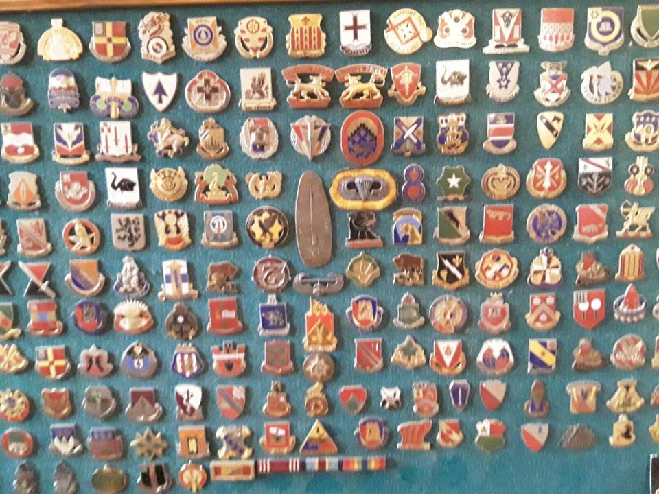 Sammlung alte US Army Crest 309 Stück ohne Platte incl. Versand in Rötz