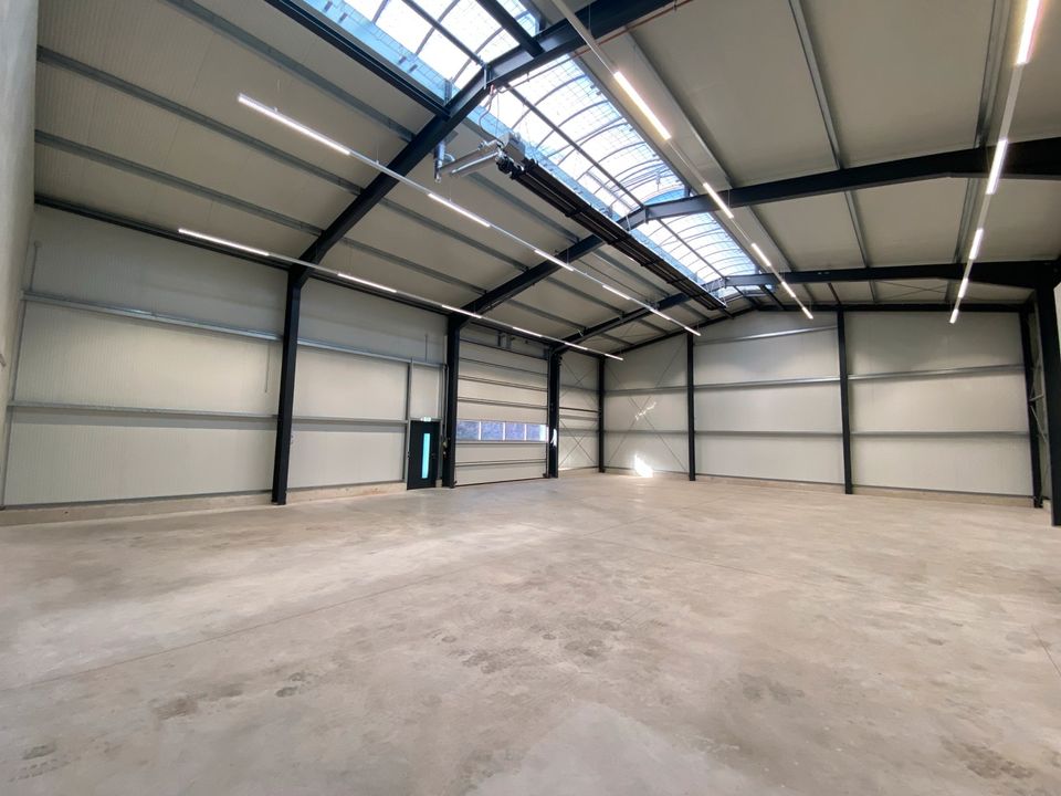 Neuwertige Lagerhalle mit Büroflächen zu vermieten in Neustadt in Holstein