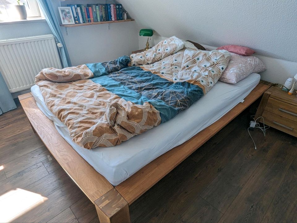 Eichenbett Holz Bett 140x200 plus Nachtschrank in Großsolt