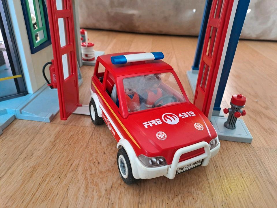 Playmobil Feuerwache (inkl. Feuerwehrauto +Hubschrauber +Figuren) in Berlin