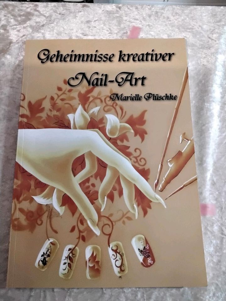 3 Nailart Bücher von Marielle Plüschke in Düsseldorf