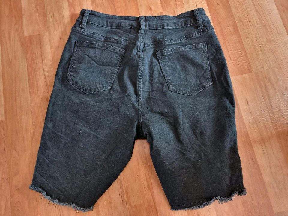 Jeans Shorts S/M- Stretch- mit Rissen in Ansbach