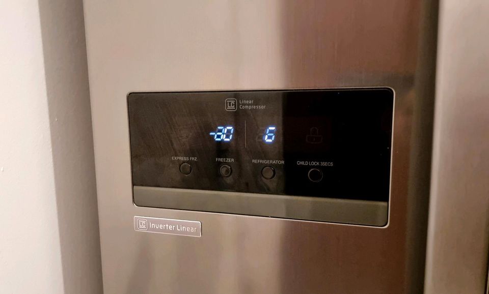 LG: Side-by-Side-kühlschrank mit Total No Frost Technologie in Glees