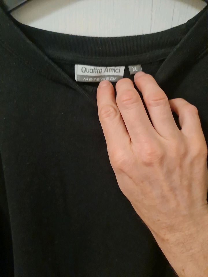 Schlichtes schwarzes Sweatshirt in Brühl