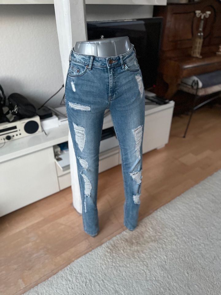 Jeans H&M regular waist  trashed 26 / 32 slim Top -wie Neu in Rostock