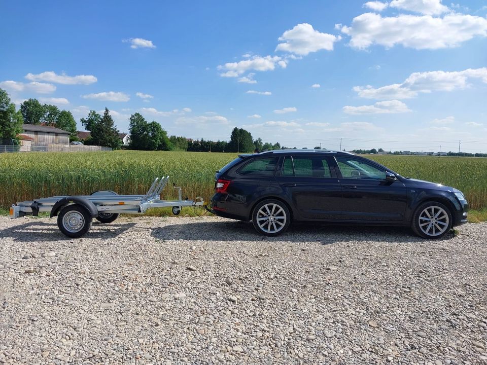 Skoda Octavia Kombi mit Anhänger für 3 Motorräder Nutzlast 575kg in Königsbrunn