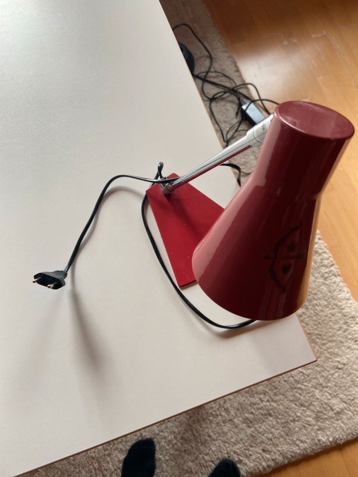 Rote Schreibtischlampe in Unterthingau