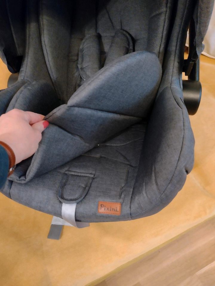 NEUWERTIG Baby Autositz-Schale Kindersitz grau Pixini in Leipzig