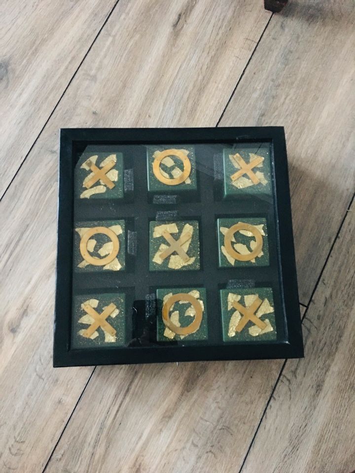 Spiele „Tic-Tac-Toe“ in einem Holzkasten mit Glasdeckel in Linau