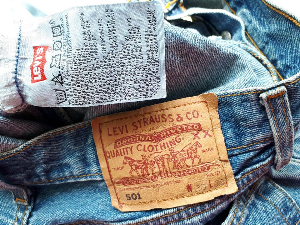 Levi's 501 Herren kurze Jeans Hose Größe W30 in Ahlen