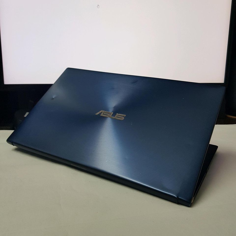 Laptop Asus ZenBook UX534F. GTX 1650/Intel i7/16GB/SSD/15'6/Pad in Düsseldorf