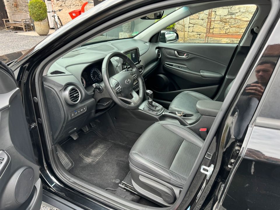 Hyundai Kona Premium 1.0 T-GDI HUD/Navi/voll Leder/SHZ/RFK/WKR in Sundern (Sauerland)