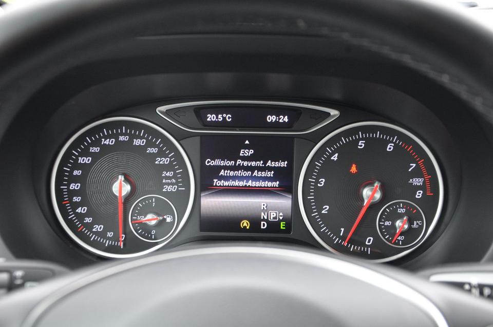 Mercedes-Benz B 250 CGI 7G-DCT LEDER-NAVI-LED-RKAM-KEYLESS GO in Teltow