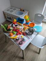 Kinderküche, Tisch, Stühle und Zubehör Niedersachsen - Bassum Vorschau