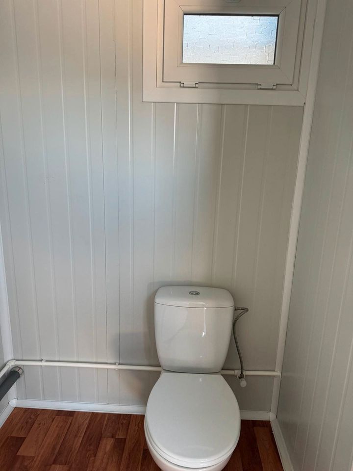 ☑️ WC-Container - Getrennte Bereiche für Damen & Herren ☑️ 4m x 2,4m Sanitärcontainer - Damenbereich: 2 Toiletten, 2 Waschbecken - Herrenbereich: Toilette, Pissoir & Handwaschbecken - Sanitärmodul WC in Kassel