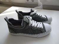 Gr. 37 Tolle Schuhe Turnschuhe von Mustang NEU Glitzerrand Niedersachsen - Sehnde Vorschau