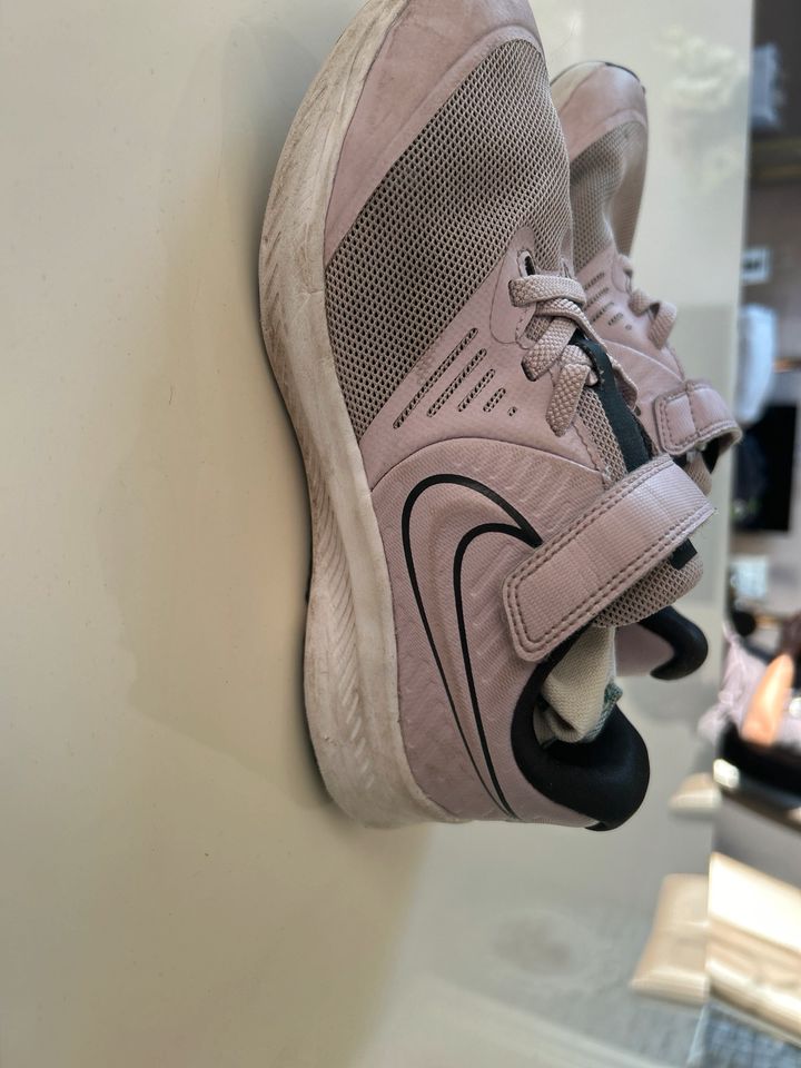 Nike Schuhe in Größe 33,5 in Stralsund
