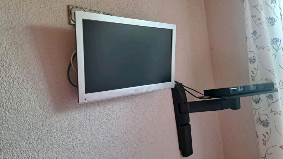 Tv mit DvD Player und schwenkbarer Wandhalterung in Heusweiler