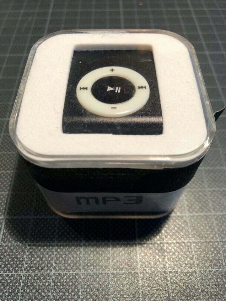 MP3 Mini-Player mit 2GB SD MicroCard, Kopfhörer + Ladekabel in Hamburg