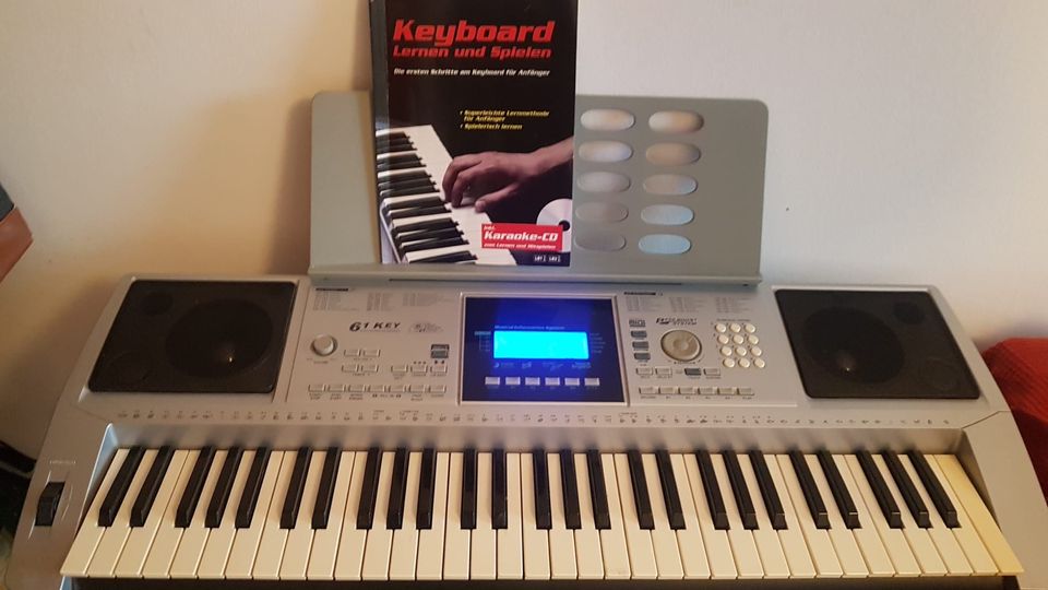 Keyboard 61 Tasten, viele Sounds, eingebaute Lautsprecher in München