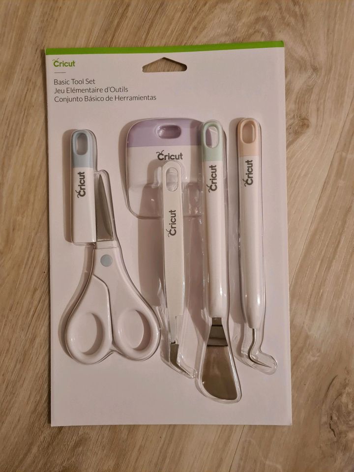 Cricut Basic Tool Set in Aying