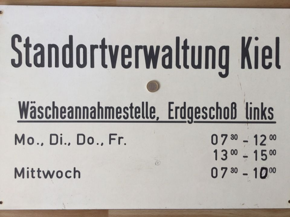 Großes Bundeswehr Schild Standort Kiel Wäschekammer in Kiel