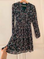 Reserved Kleid mit Blümchen kurz langärmlig dunkelgrün weiß rosa Niedersachsen - Braunschweig Vorschau