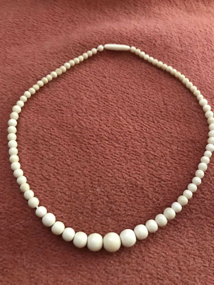 Kette antik Perlen im Verlauf beige mit Schraubschluss in Köln