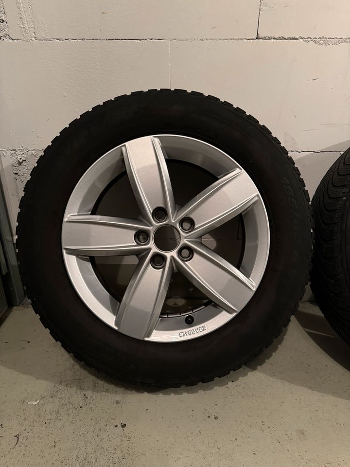 VW Corvara 15 Zoll Felgen 5x100 Pirelli 185/65 R15 Winterreifen in Sindelfingen