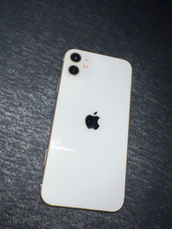 TOP Apple iPhone 11 in weiß / silber 128gb ohne Schäden in Frensdorf