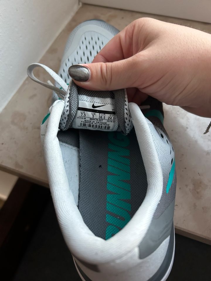Nike Schuhe Gr. 38.5 in Offingen