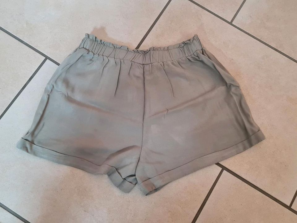 Short Hose Gr. 38 grün olive. Damen 100% Viskose in Mühlhausen-Ehingen