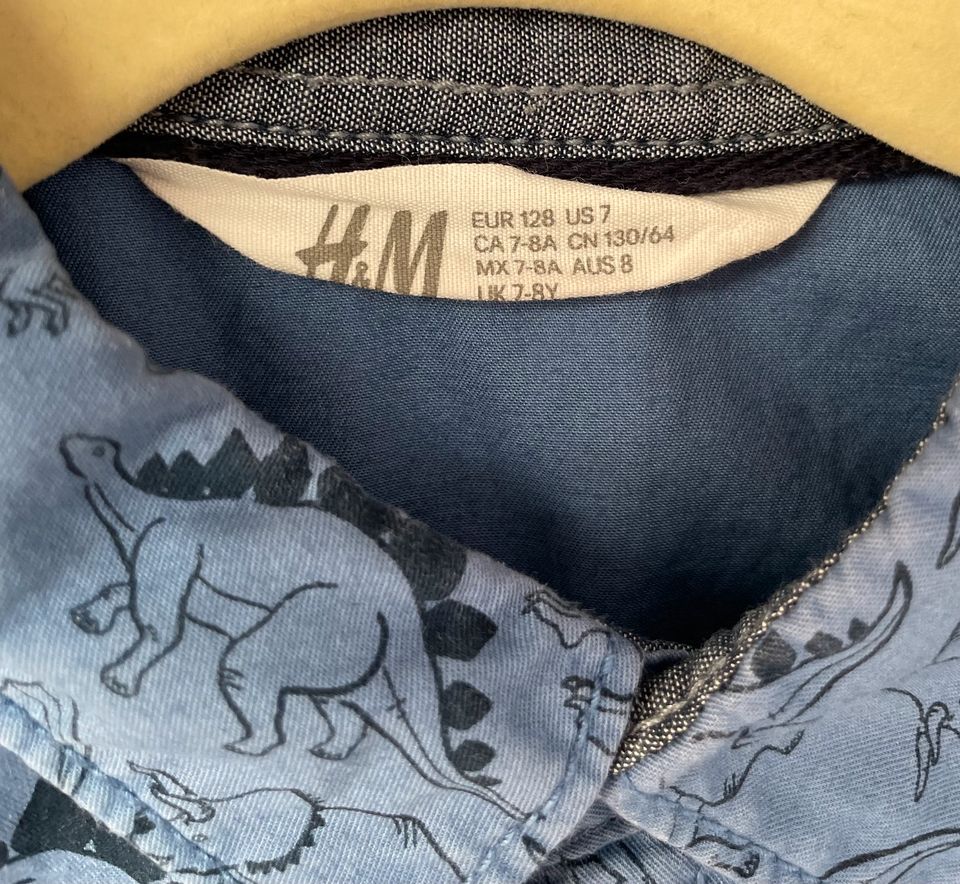 Hemd kurzarm Dinos blau H&M Größe 128 in Dersekow