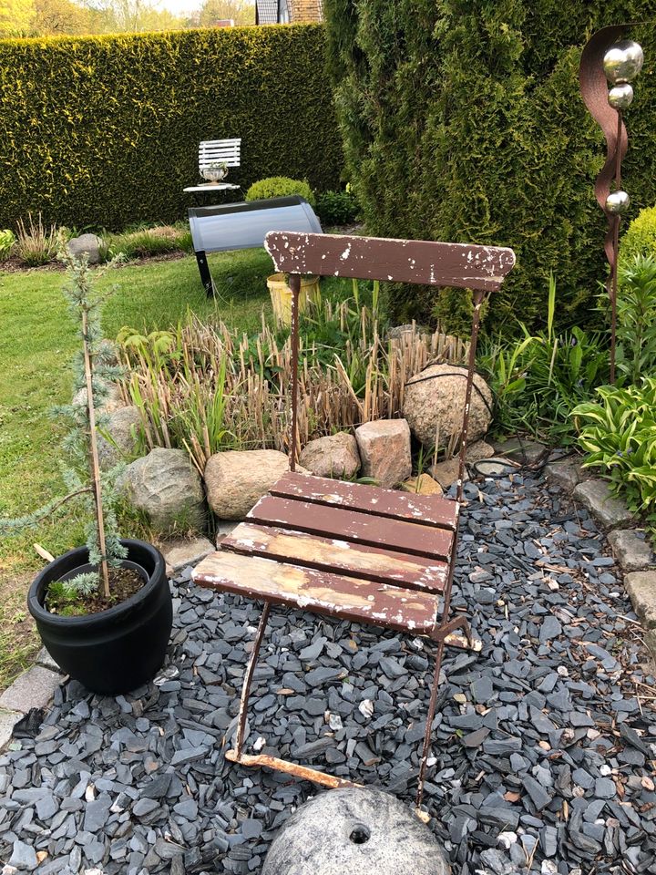 Ein paar originale antike Biergartenstühle in Flensburg